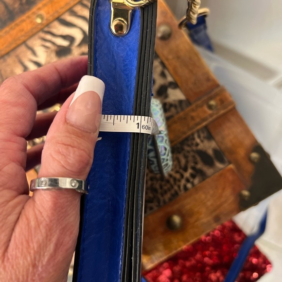 💙💙Blue Crossbody Bag with Rose Detail-EUC💙💙 - Picture 12 of 14